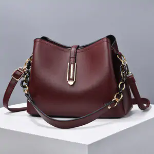 Taizhou women's bag factory directly supplies new simple shell small bags fashion chain bags casual and versatile shoulder crossbody bags